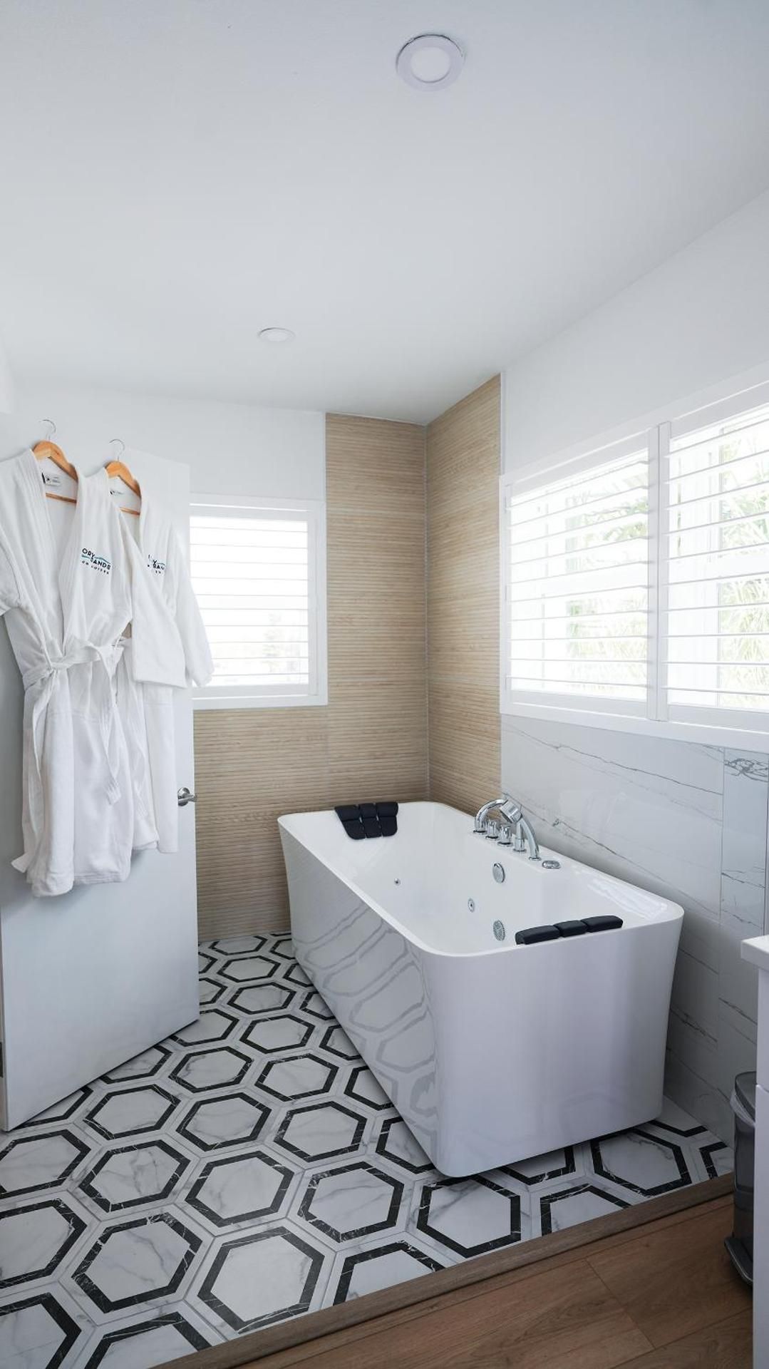 Ivory Sands Beach Suites Suite with Spa Bath 2