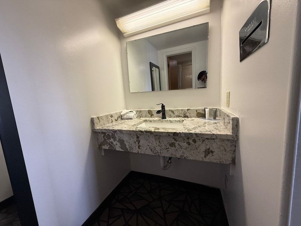 Tomahawk Motor Lodge By OYO Riverton US-26 Room, 2 Queen Beds, Non Smoking 10