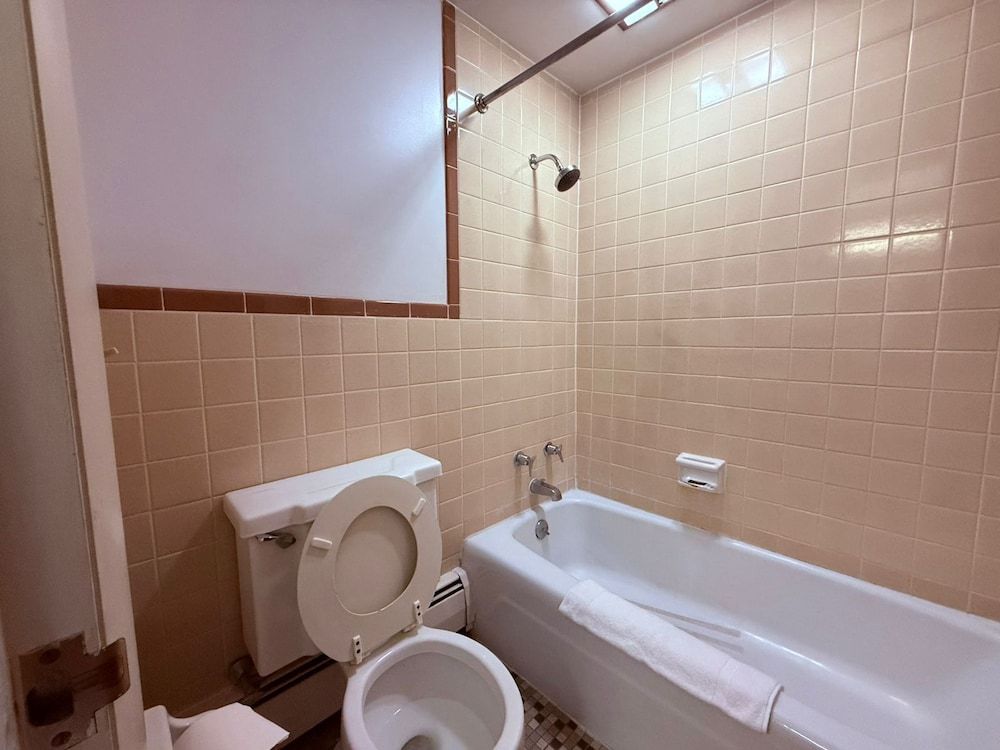 Tomahawk Motor Lodge By OYO Riverton US-26 Room, 1 Queen Bed, Non Smoking 6