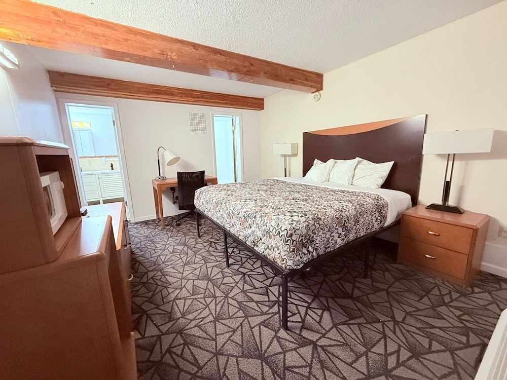 Tomahawk Motor Lodge By OYO Riverton US-26 Room, 1 Queen Bed, Non Smoking 3