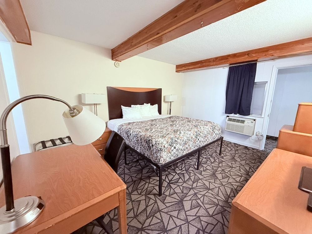 Tomahawk Motor Lodge By OYO Riverton US-26 Room, 1 Queen Bed, Non Smoking