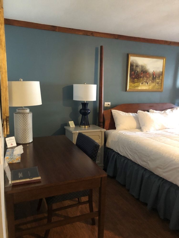 Motel Style Room with King Bed - Pet Friendly