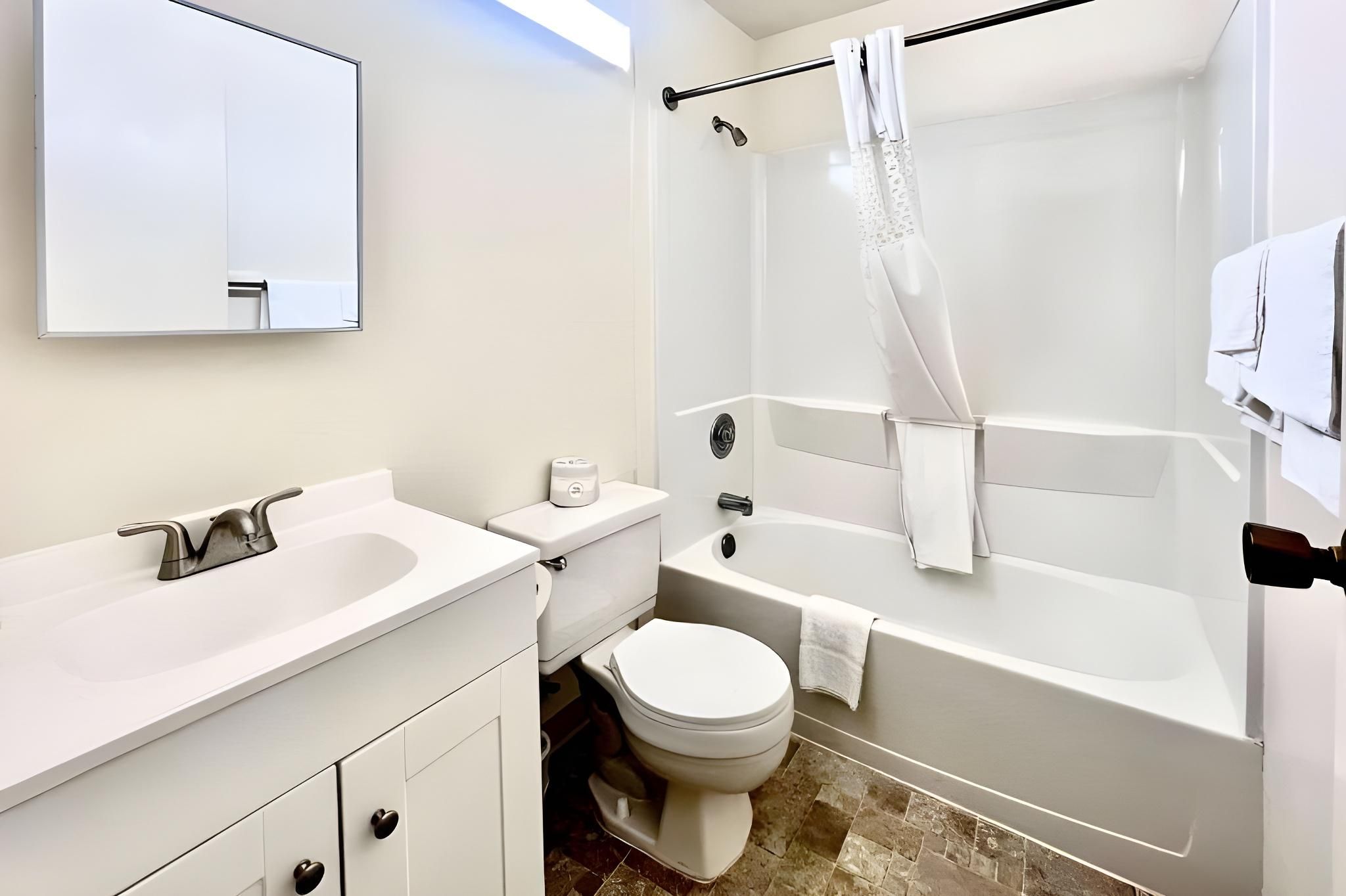 Rodeway Inn Livermore 1 Queen Bed, Nonsmoking, Accessible 3