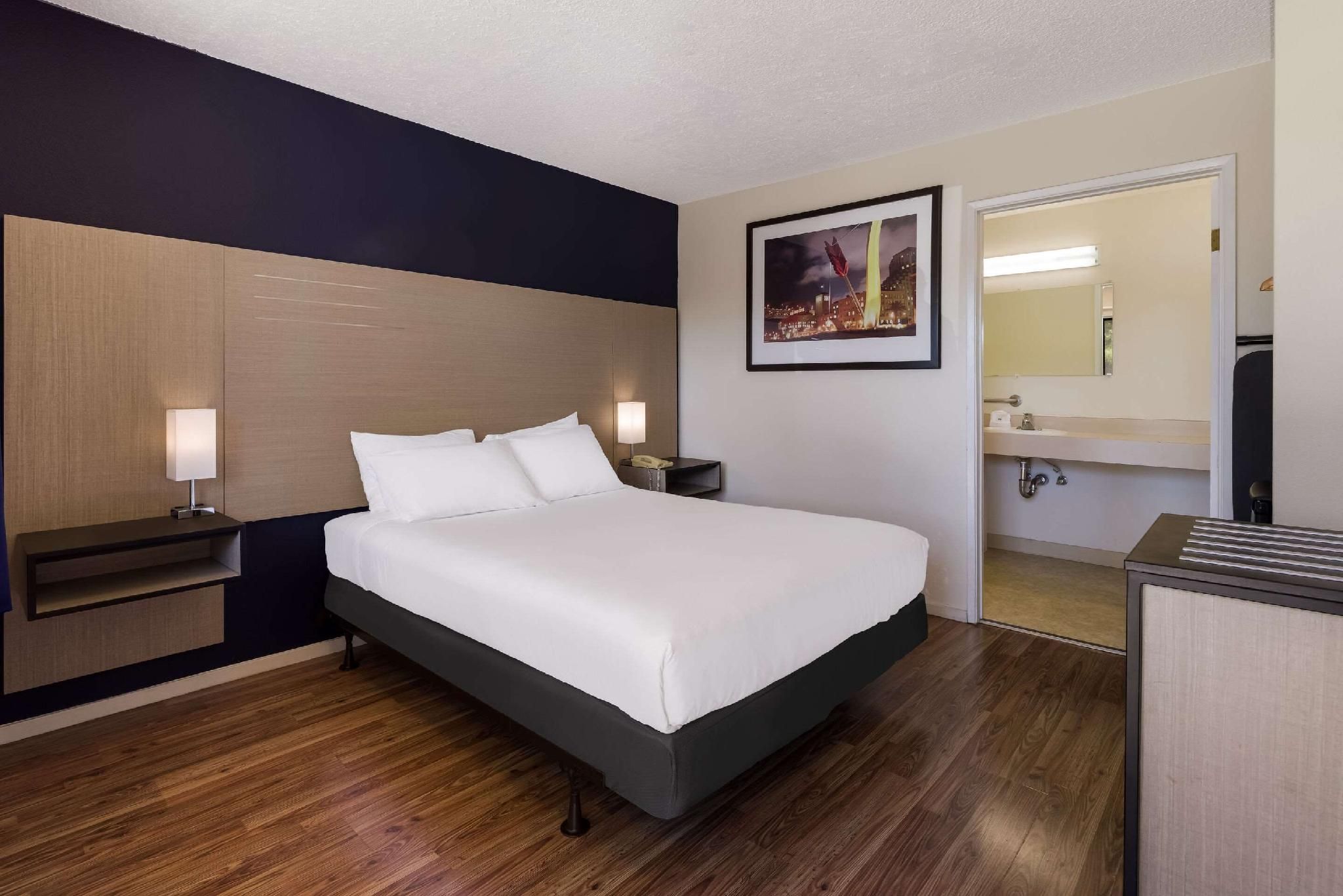 Rodeway Inn Livermore 1 Queen Bed, Nonsmoking, Accessible 2