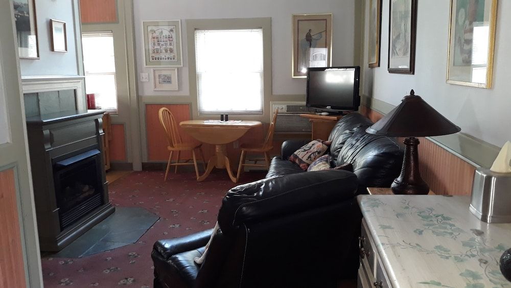 Columbine INN Deluxe Cottage 2