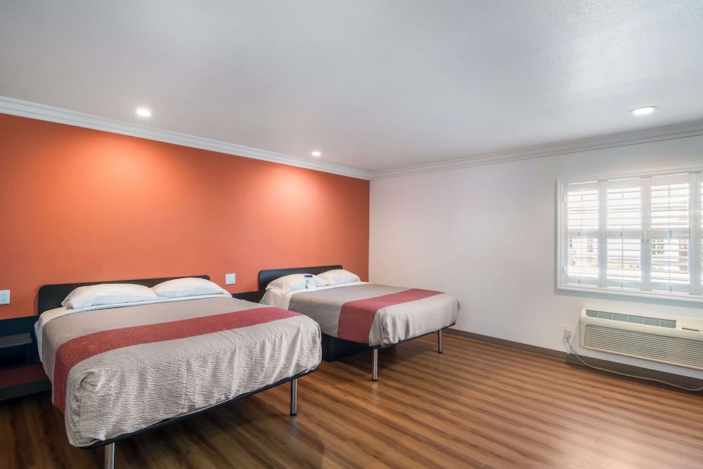 Motel 6 Lomita, CA Deluxe Room, 2 Queen Beds, Accessible, Non Smoking 5