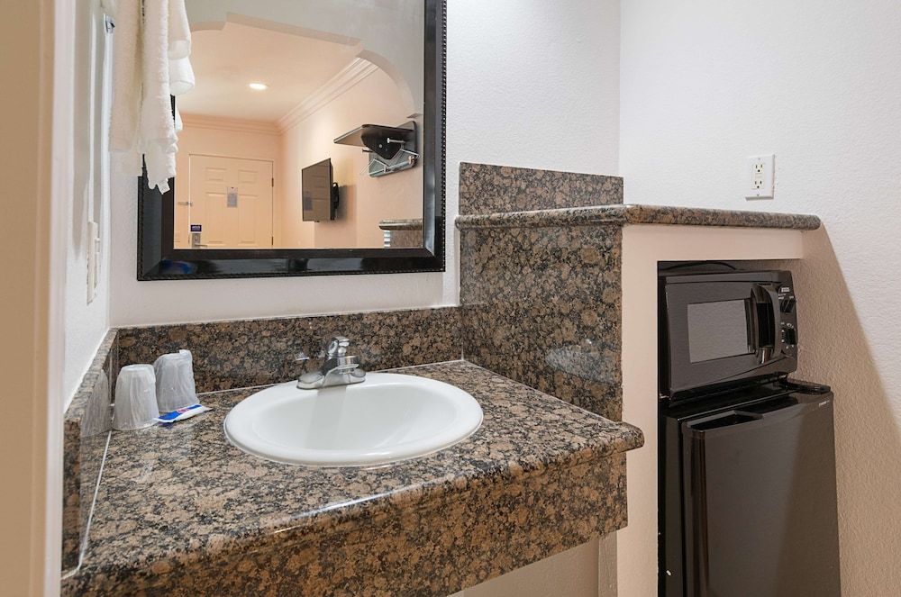 Motel 6 Lomita, CA Deluxe Room, 2 Queen Beds, Accessible, Non Smoking 10