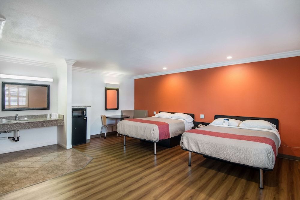 Motel 6 Lomita, CA Deluxe Room, 2 Queen Beds, Accessible, Non Smoking 4