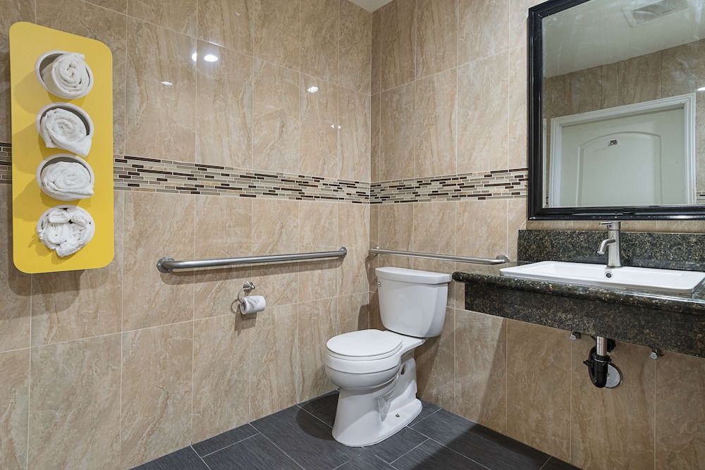 Motel 6 Lomita, CA Deluxe Room, 2 Queen Beds, Accessible, Non Smoking 8