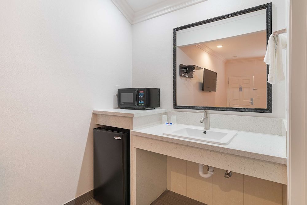 Motel 6 Lomita, CA Deluxe Room, 2 Queen Beds, Accessible, Non Smoking 11