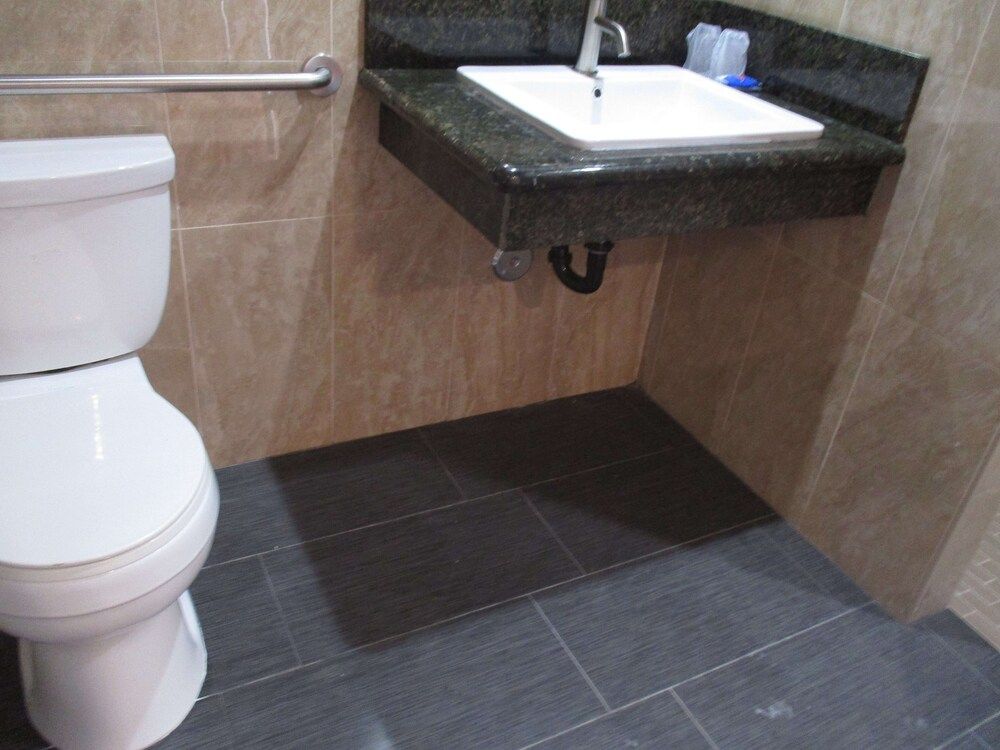 Motel 6 Lomita, CA Deluxe Room, 2 Queen Beds, Accessible, Non Smoking 9