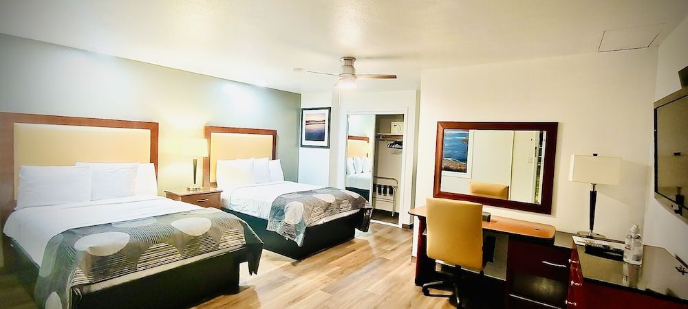 Oceanside Inn & Suites, a Days Inn by Wyndham Room, 1 King Bed, Accessible (Bathtub) 2
