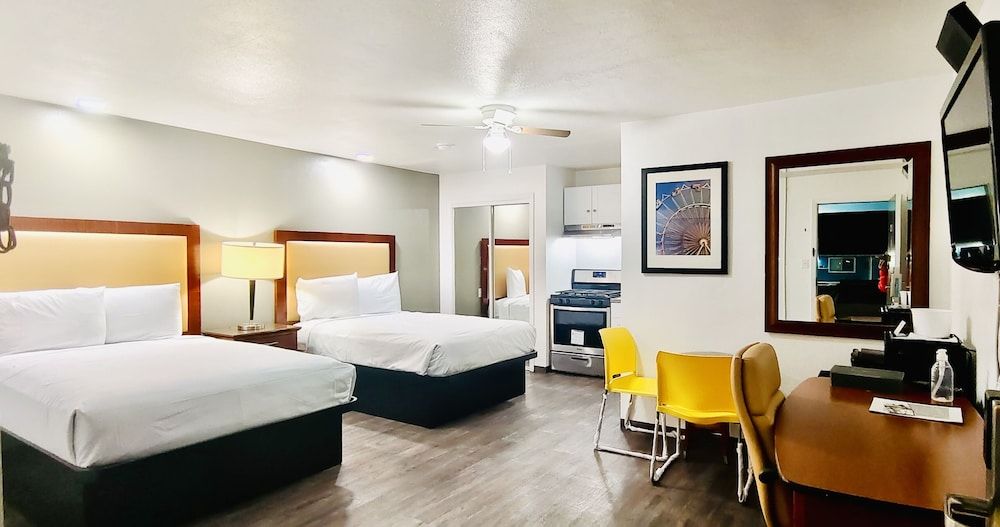 Oceanside Inn & Suites, a Days Inn by Wyndham Room, 1 King Bed, Accessible (Bathtub)