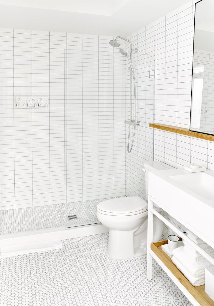 The Asbury Hotel Deluxe Room, 1 King Bed 3