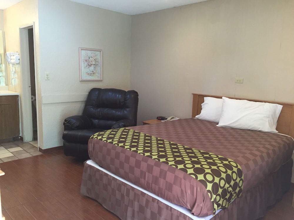 Townhouse Inn & Suites Standard Room, 1 Queen Bed 3