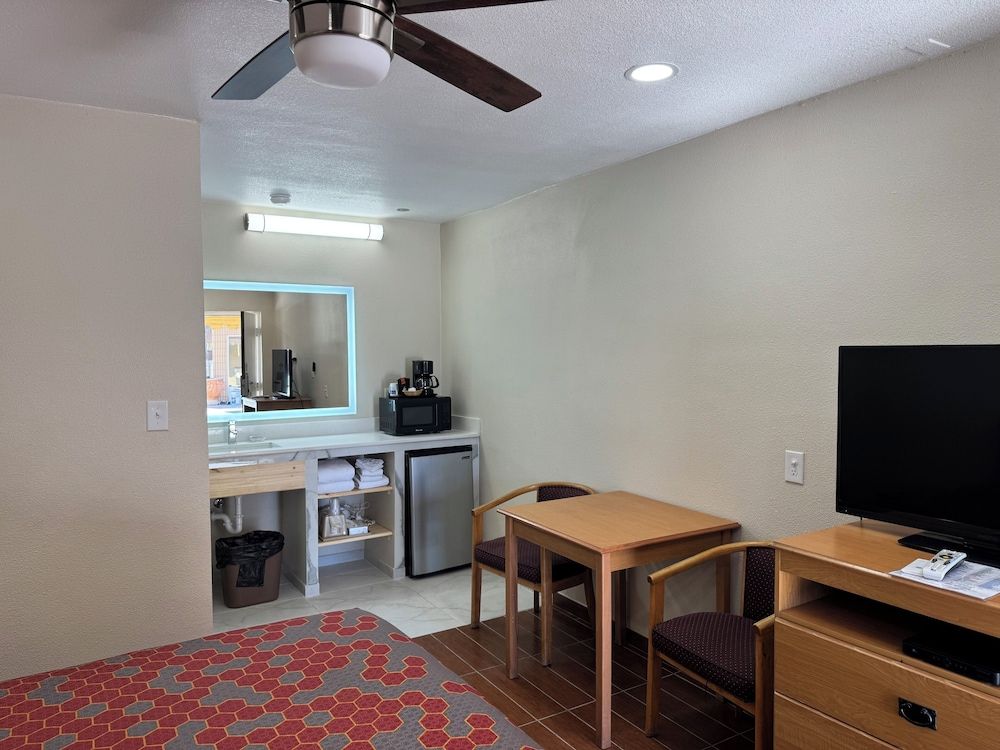 Townhouse Inn & Suites Standard Room, 1 Queen Bed 10