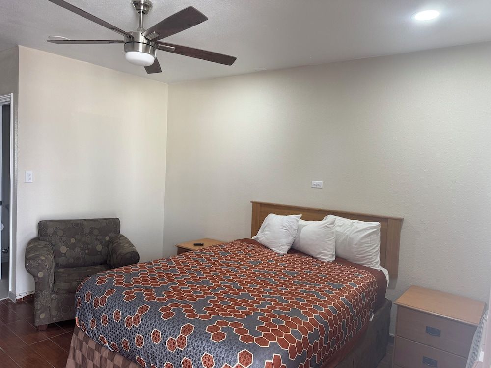 Townhouse Inn & Suites Standard Room, 1 Queen Bed 5