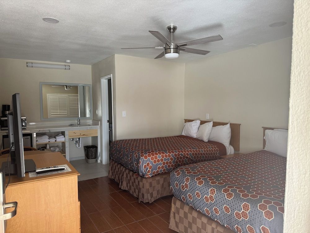 Townhouse Inn & Suites Standard Room, 2 Double Beds 3