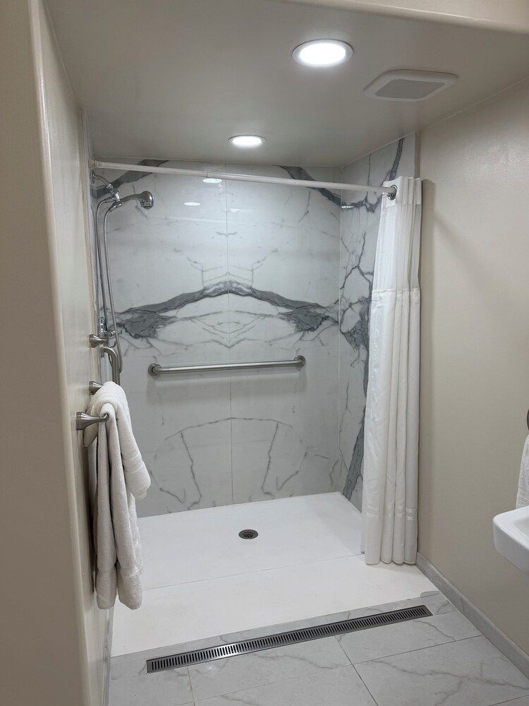 Townhouse Inn & Suites Standard Room, 1 Queen Bed 8