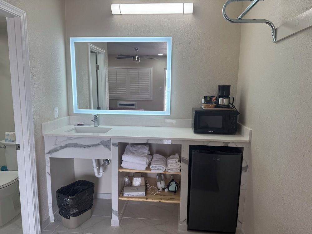 Townhouse Inn & Suites Standard Room, 1 Queen Bed 6