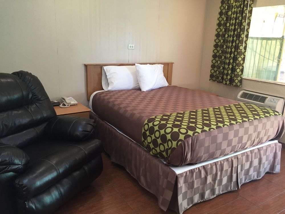 Townhouse Inn & Suites Standard Room, 1 Queen Bed 2