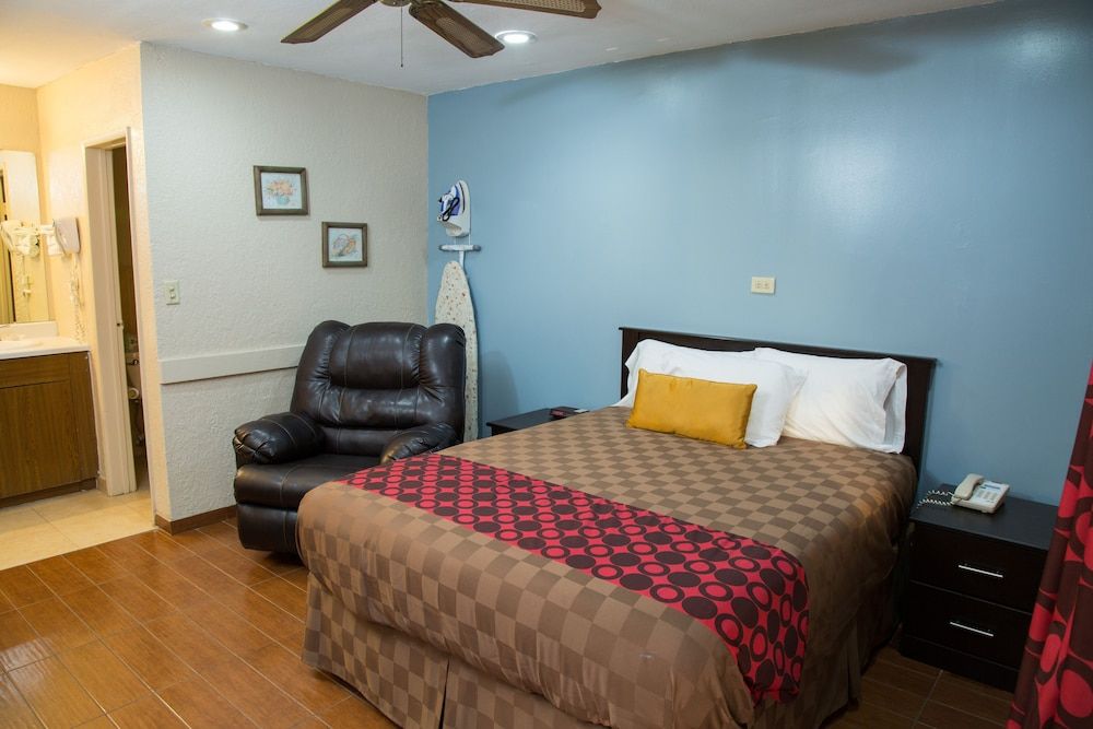 Townhouse Inn & Suites Standard Room, 1 Queen Bed 4