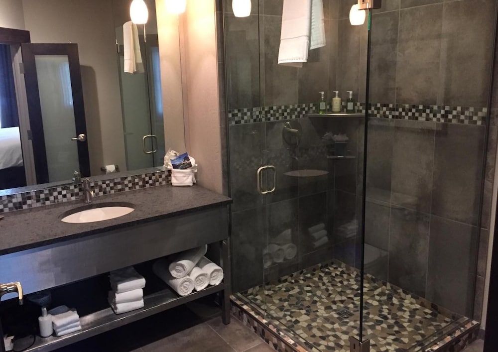 The Firebrand Hotel Deluxe Double Room, 2 Queen Beds, City View 7