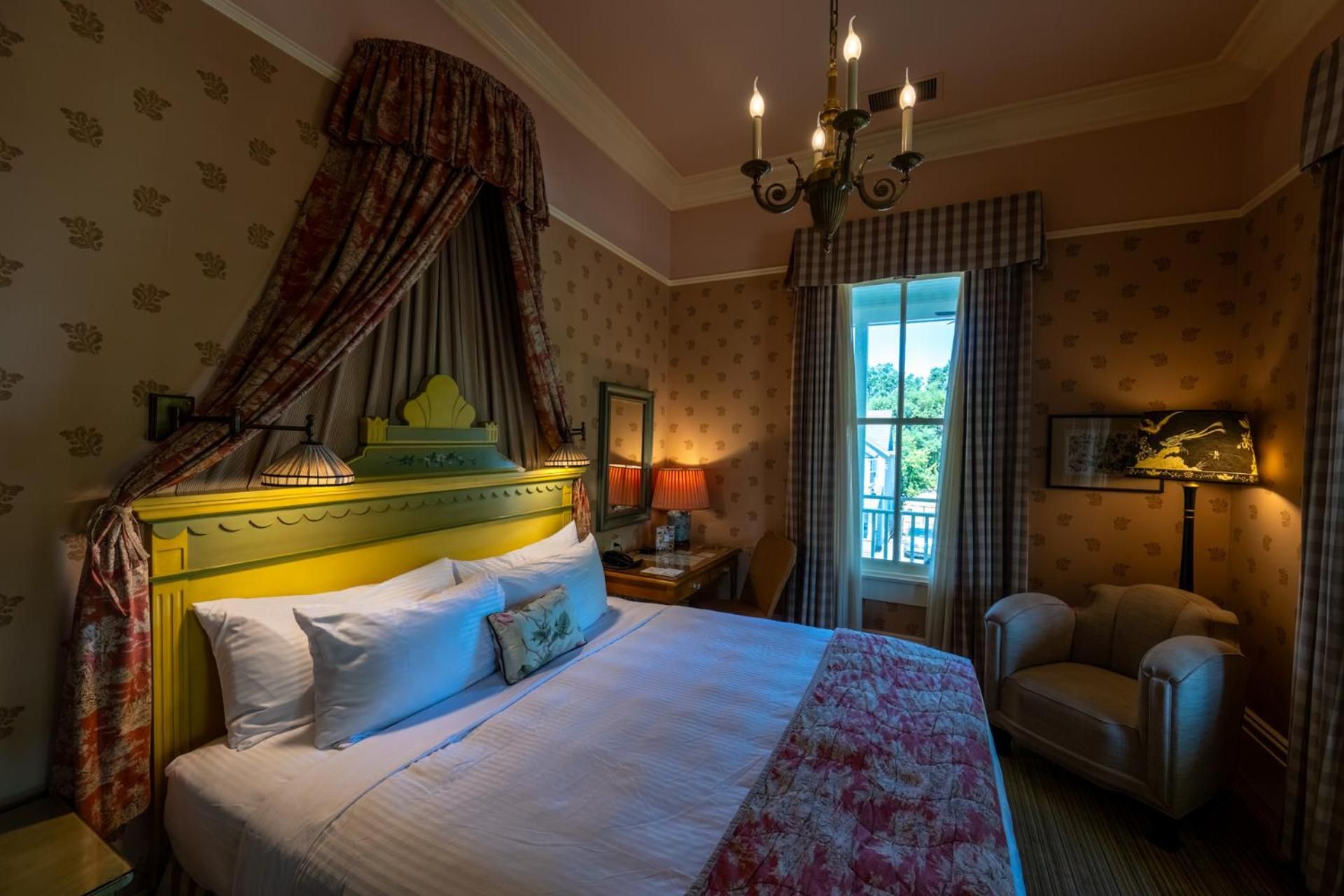 Tallman Hotel Deluxe King Room 2