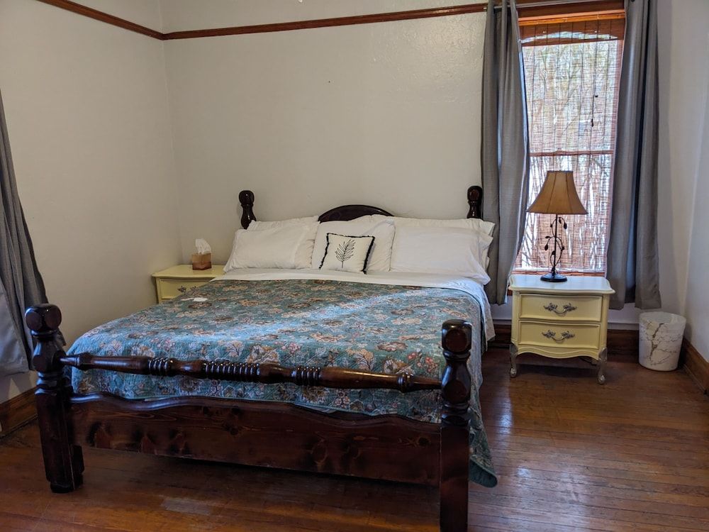 The Oliver House - Adults Only Pet-friendly, Shared Bath, King bed, w/View 6