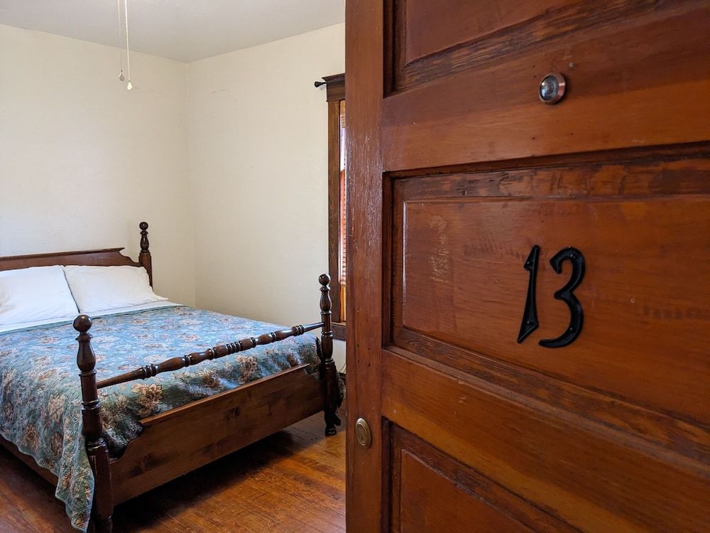 The Oliver House - Adults Only Private Bath, Queen Bed, w/ Tub 2