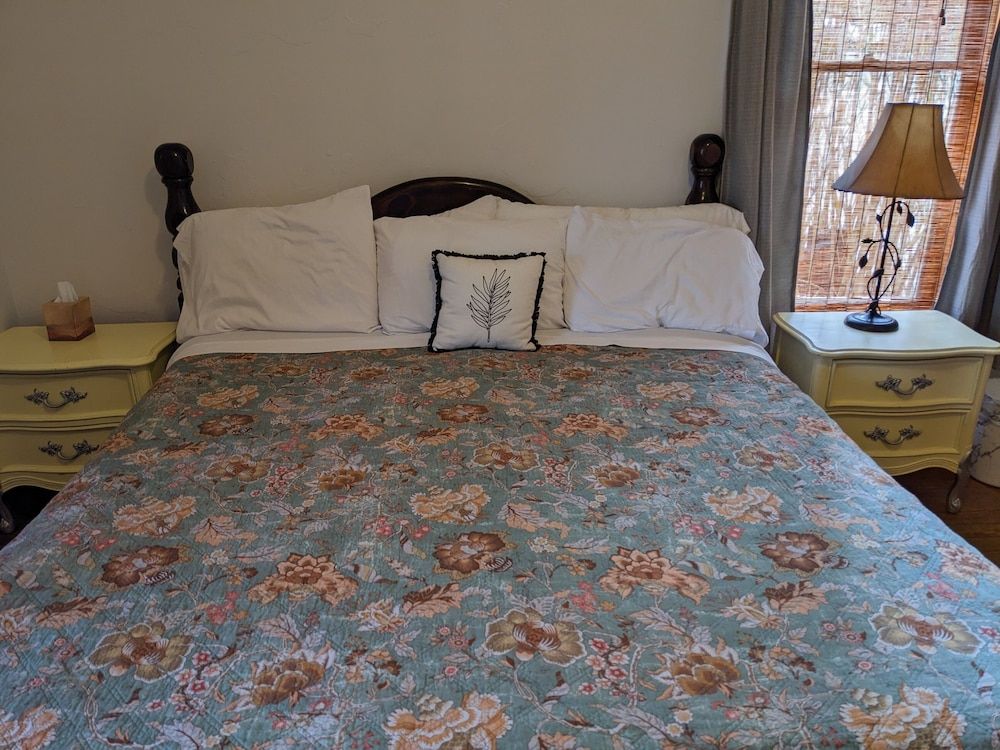 The Oliver House - Adults Only Pet-friendly, Shared Bath, King bed, w/View 5