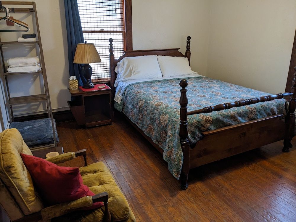 The Oliver House - Adults Only Private Bath, Queen Bed, w/ Tub 3