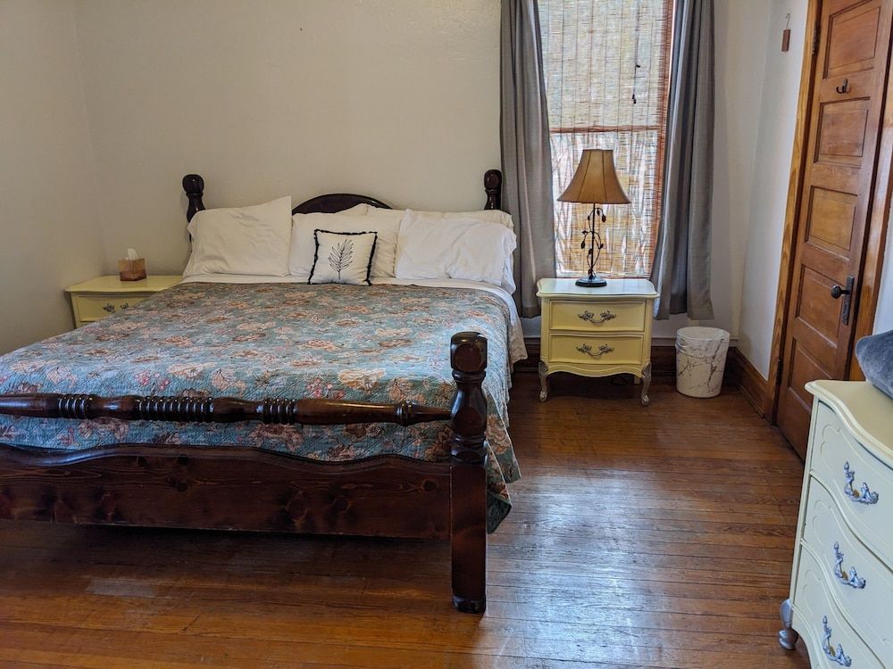 The Oliver House - Adults Only Pet-friendly, Shared Bath, King bed, w/View 4