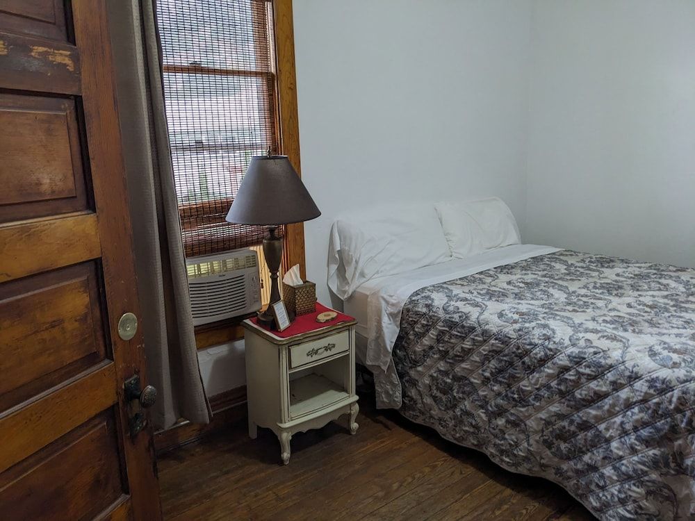 The Oliver House - Adults Only Private Bath, Queen Bed 3