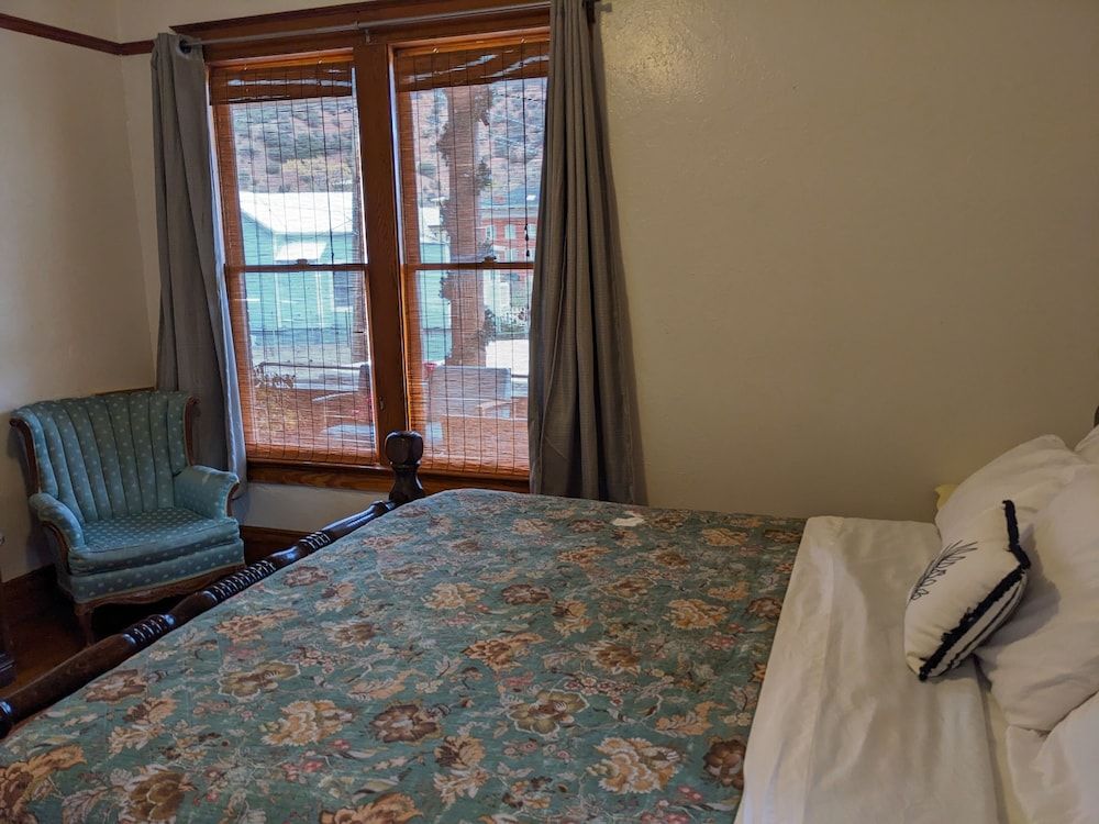 The Oliver House - Adults Only Pet-friendly, Shared Bath, King bed, w/View 3