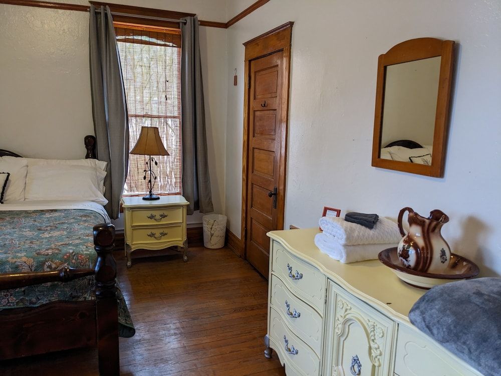 The Oliver House - Adults Only Pet-friendly, Shared Bath, King bed, w/View 7