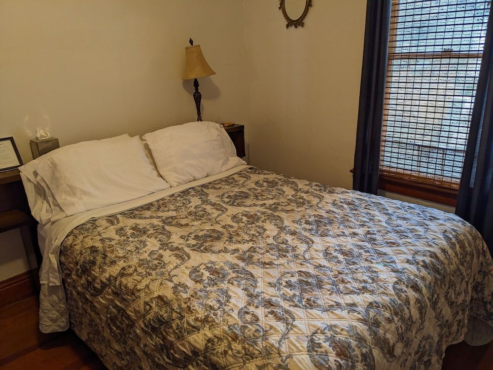 The Oliver House - Adults Only Private Bath, Queen Bed 2