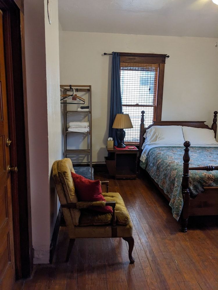 The Oliver House - Adults Only Private Bath, Queen Bed, w/ Tub 5