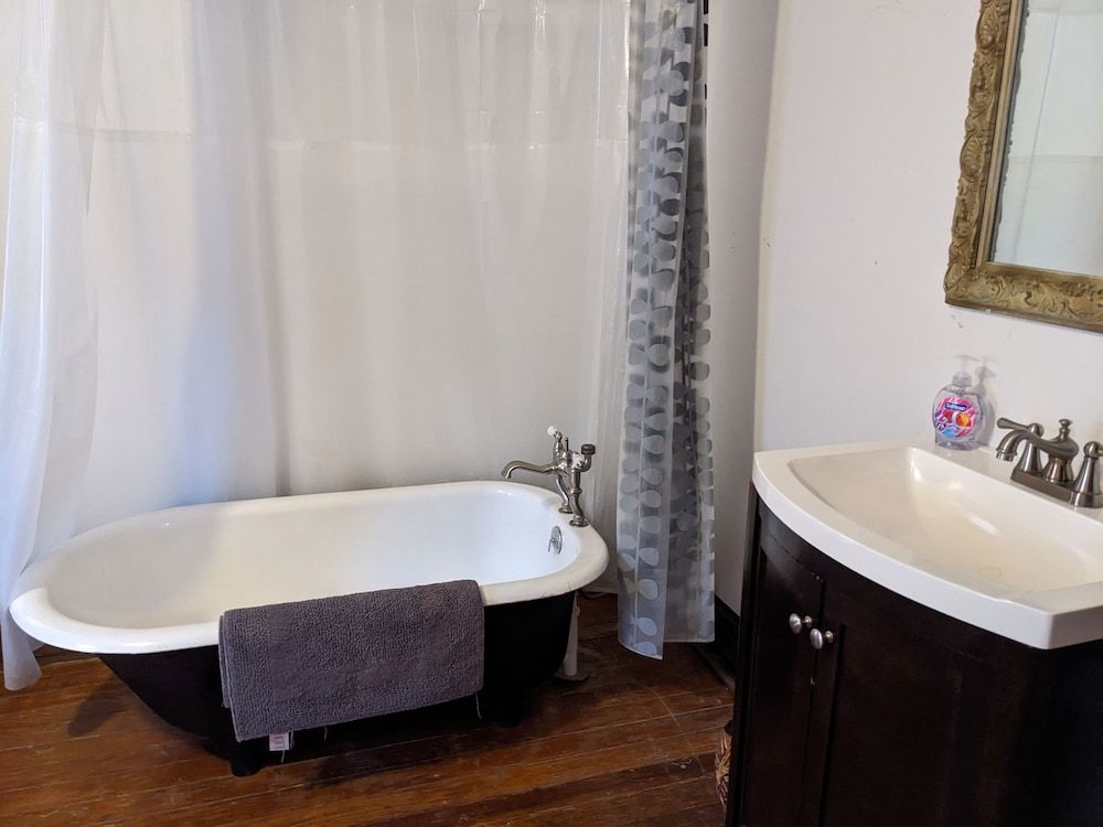 The Oliver House - Adults Only Private Bath, Queen Bed, w/ Tub 7