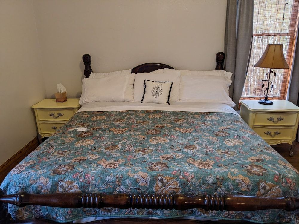 The Oliver House - Adults Only Pet-friendly, Shared Bath, King bed, w/View 2