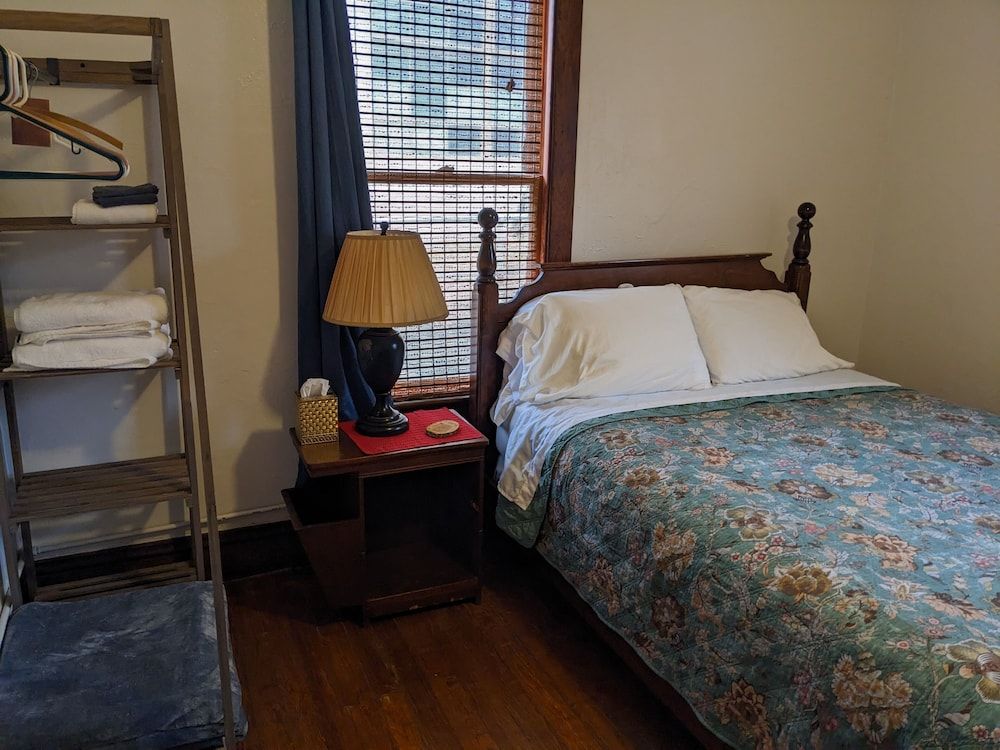 The Oliver House - Adults Only Private Bath, Queen Bed, w/ Tub 4