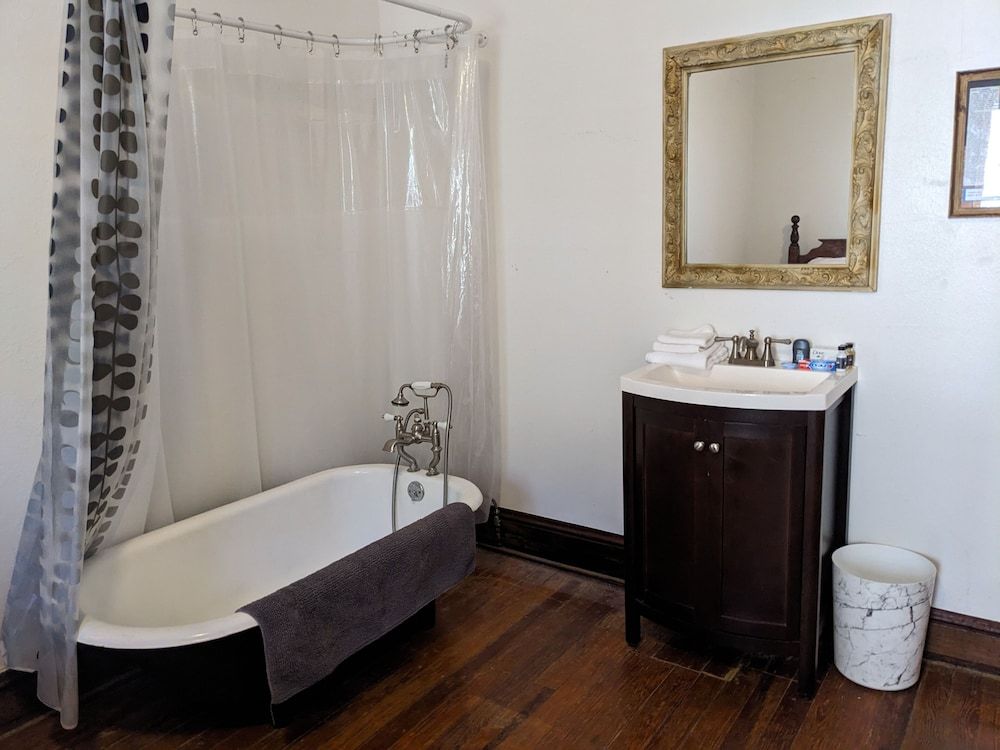 The Oliver House - Adults Only Private Bath, Queen Bed, w/ Tub 6