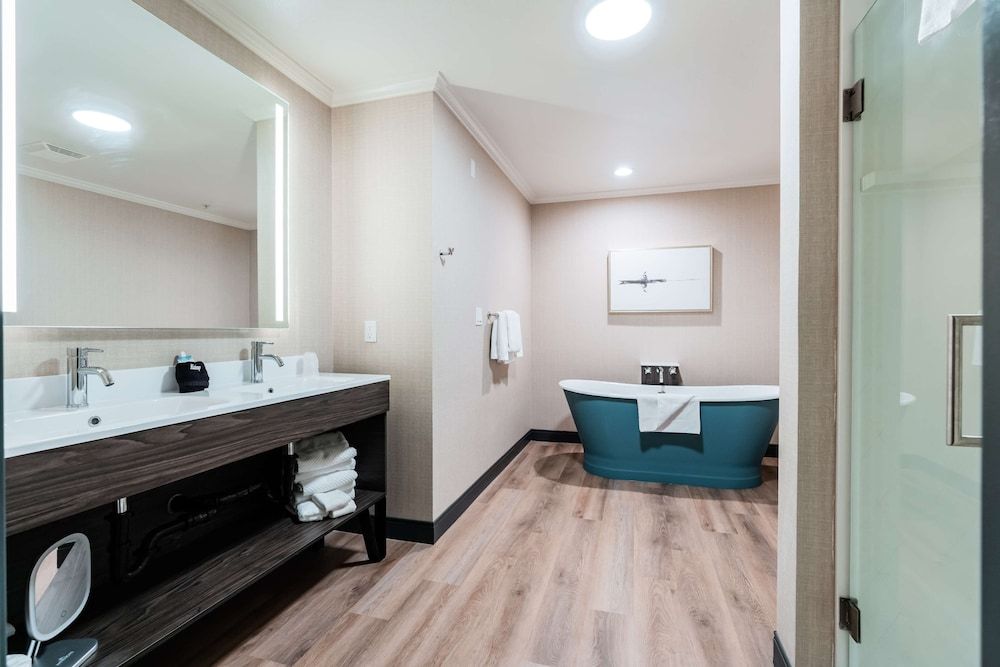 Hotel NoBo Cascade, Tapestry Collection by Hilton Studio Suite, 1 King Bed 4