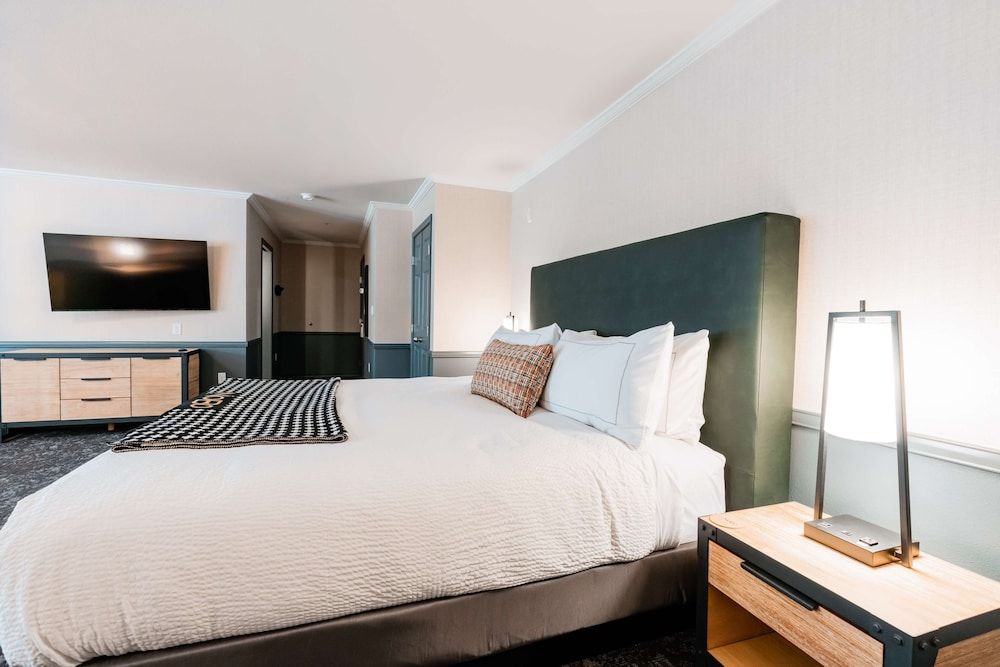 Hotel NoBo Cascade, Tapestry Collection by Hilton Studio Suite, 1 King Bed 2