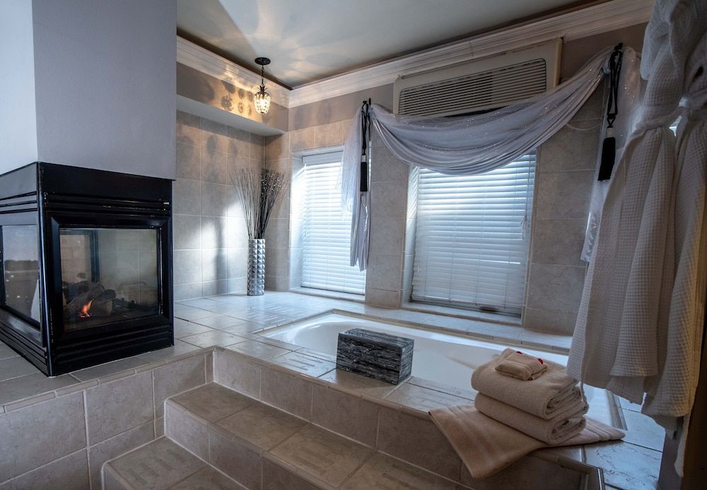 Anniversary Inn - Boise Room (The Ritz) 4