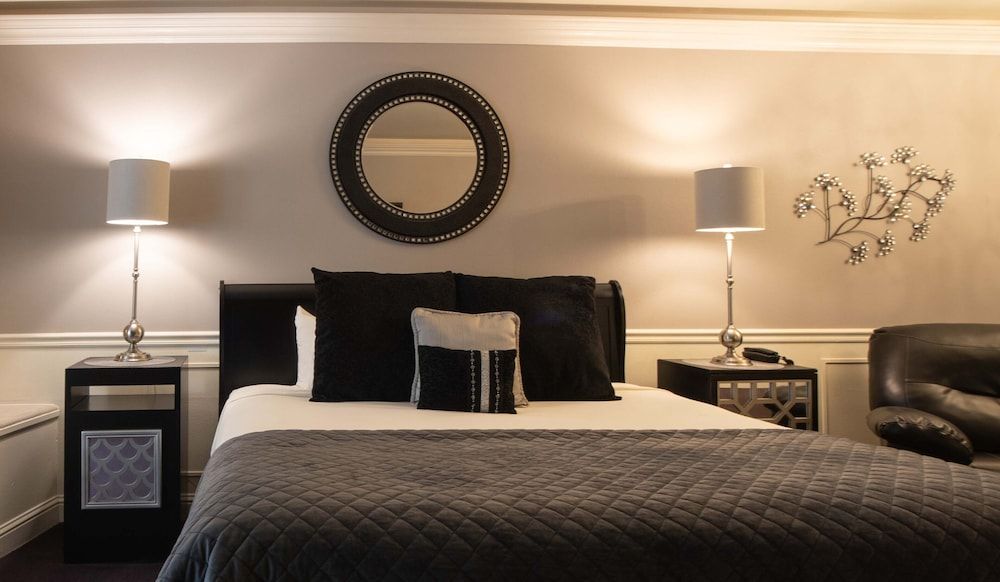 Anniversary Inn - Boise Room (The Ritz)