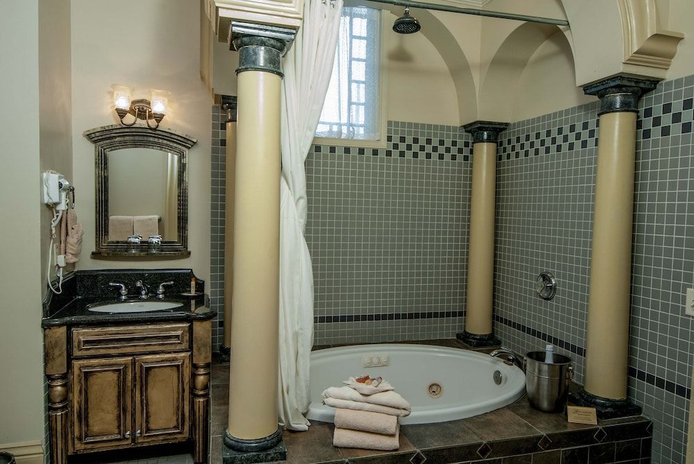 Anniversary Inn - South Temple Suite (The Kahn Mansion Suite) 3