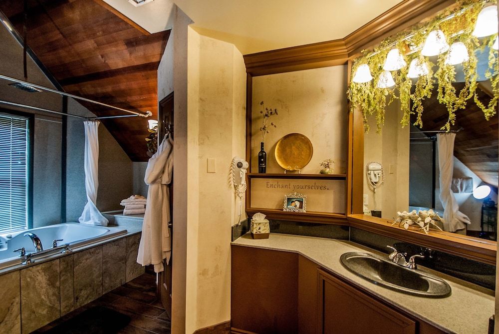 Anniversary Inn - South Temple Room (Enchanted Forest)