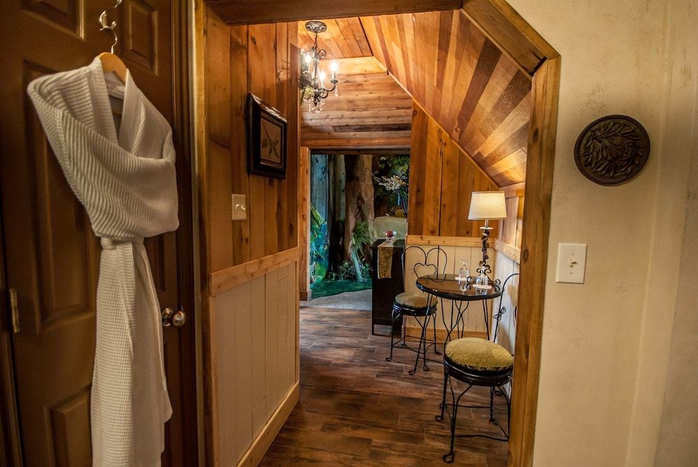 Anniversary Inn - South Temple Room (Enchanted Forest) 2