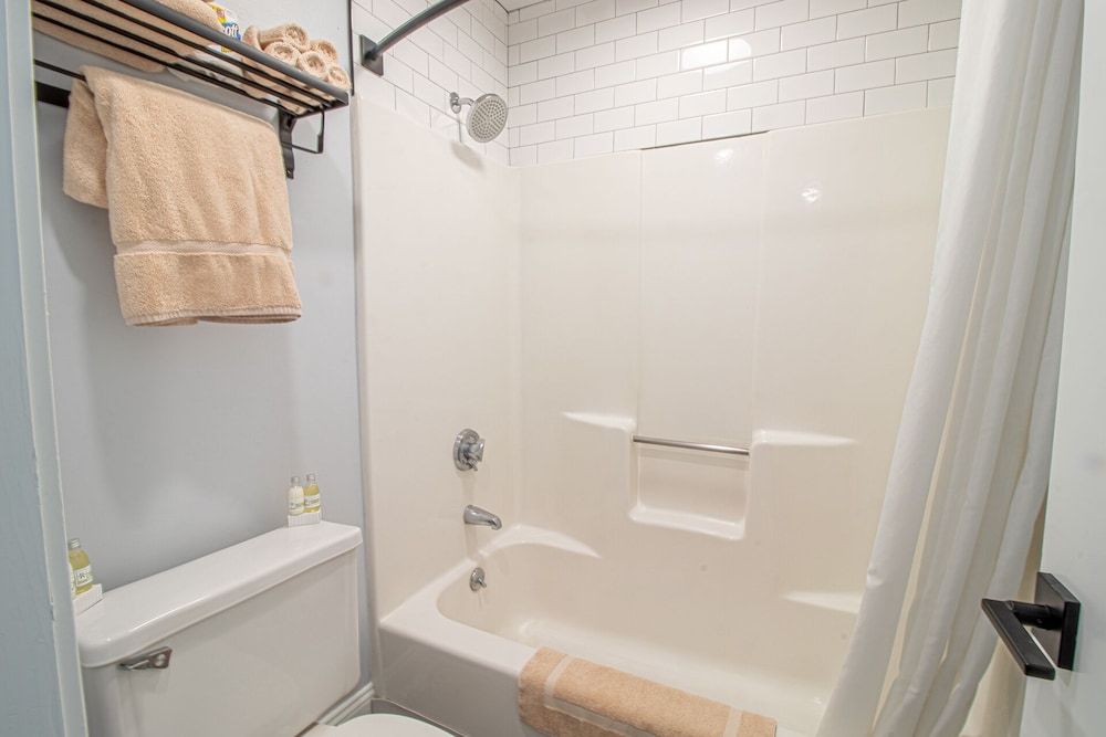 The Niantic Inn Deluxe Suite, 1 King Bed, Non Smoking 2